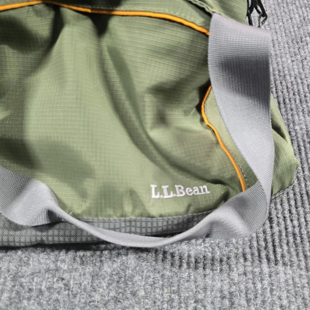 L.L. Bean Green Ripstop Duffle Bag Soft Case Adjustable Straps Men Travel Gym